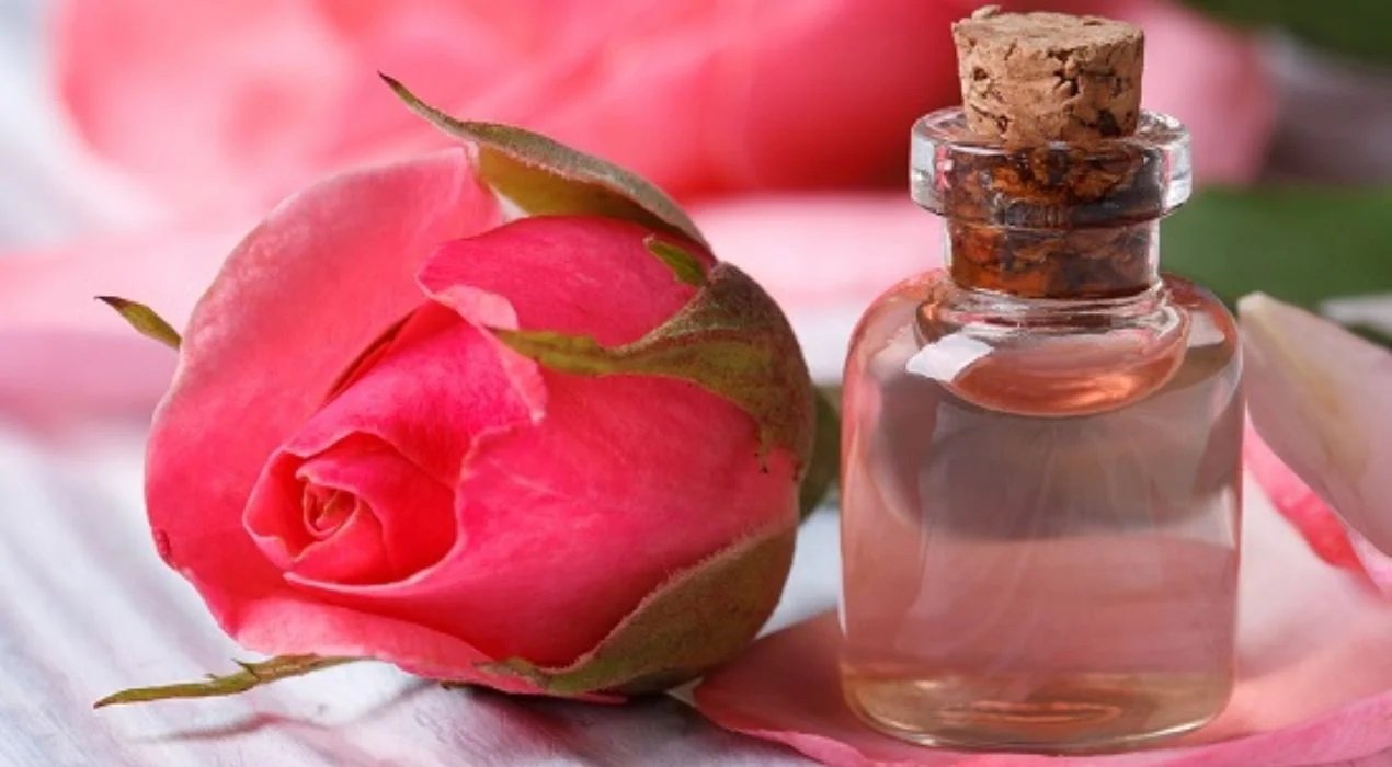 فوائد زيت الورد للبشرة الدهنية