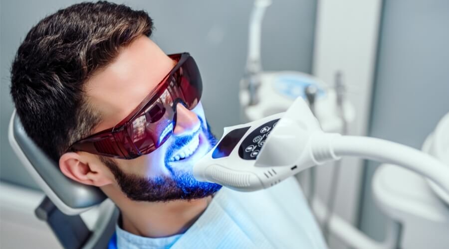 أضرار تبييض الأسنان